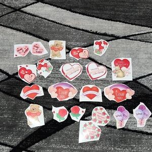 1990'S NOSTALGIC 21-PIECE VALENTINES STICKERS & HEART SHAPED NOTEPAD BUNDLE